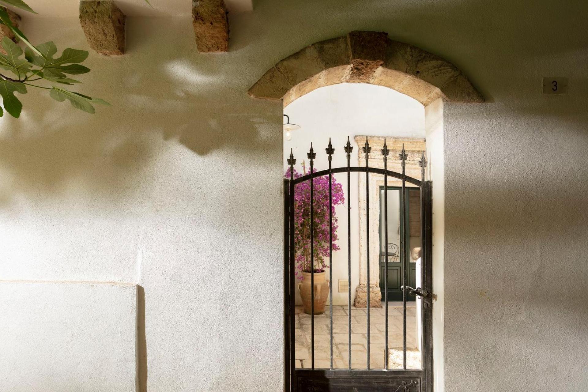 Don Alfonso Dimora D'Epoca Bed & Breakfast รากาเล ภายนอก รูปภาพ