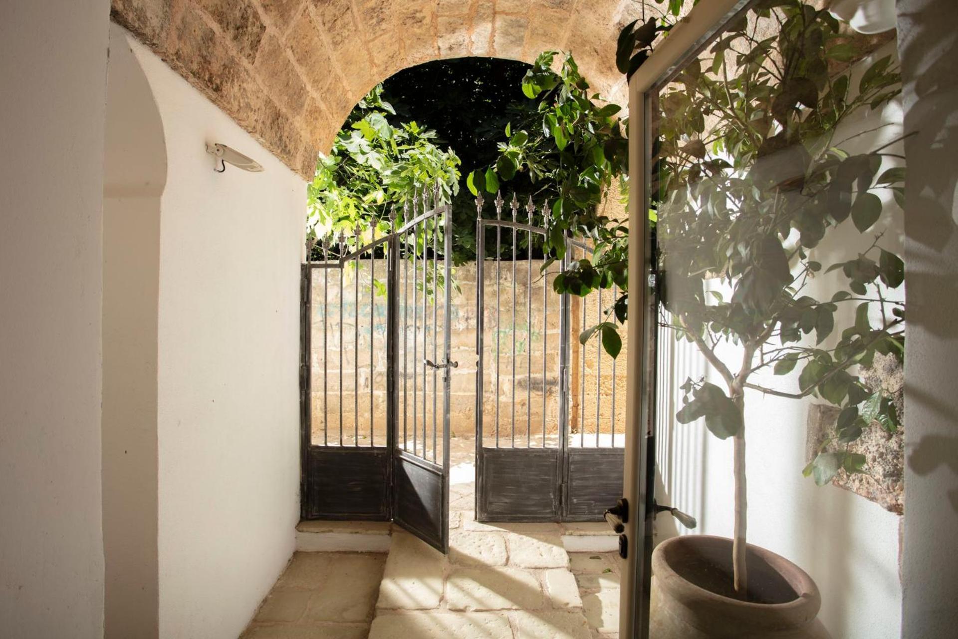 Don Alfonso Dimora D'Epoca Bed & Breakfast รากาเล ภายนอก รูปภาพ