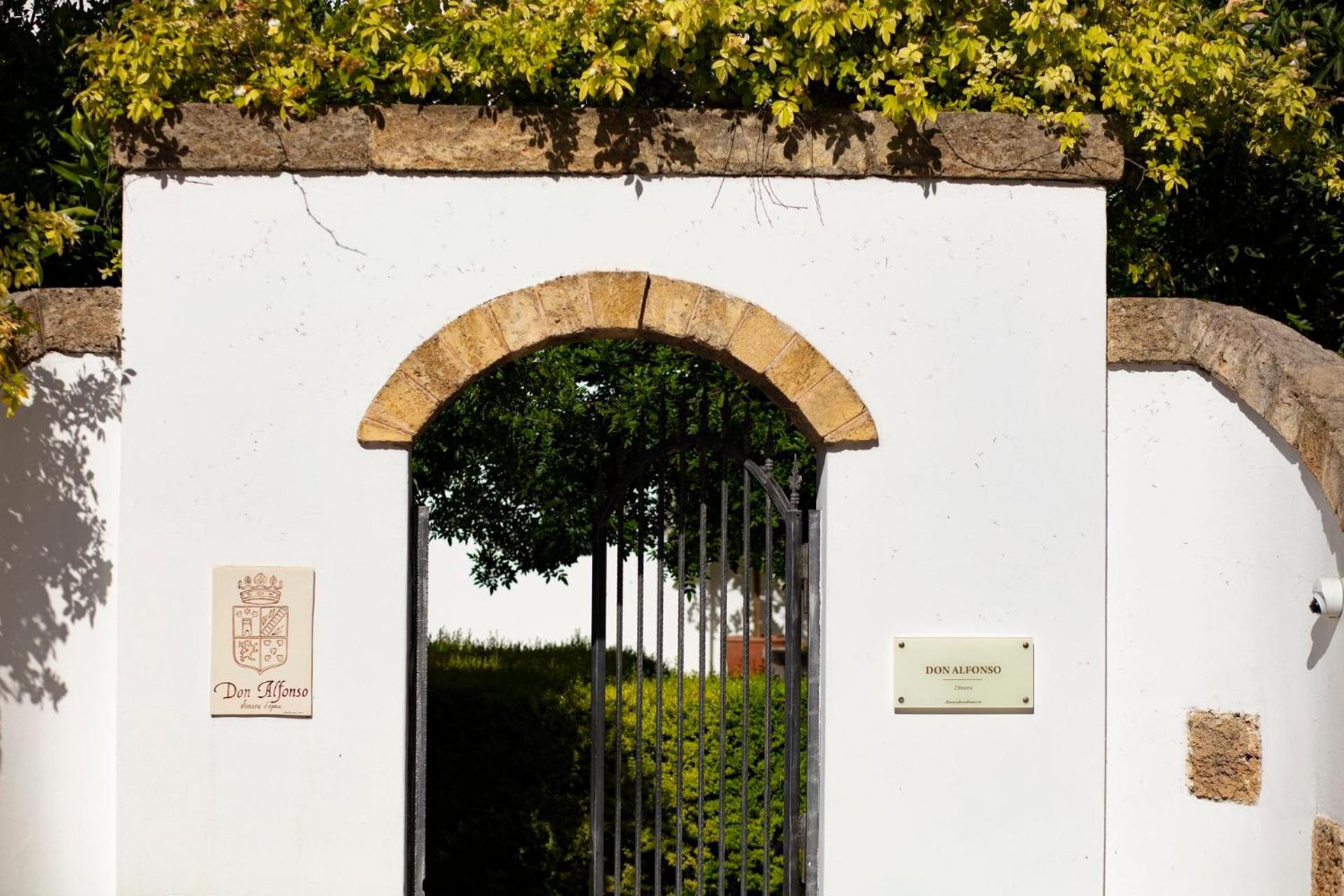 Don Alfonso Dimora D'Epoca Bed & Breakfast รากาเล ภายนอก รูปภาพ